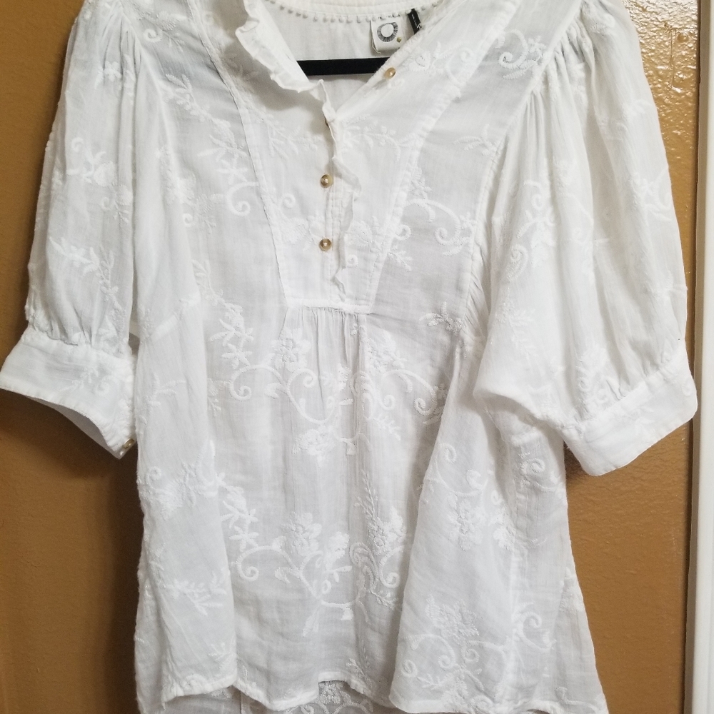 White blouse short sleeves v-neck